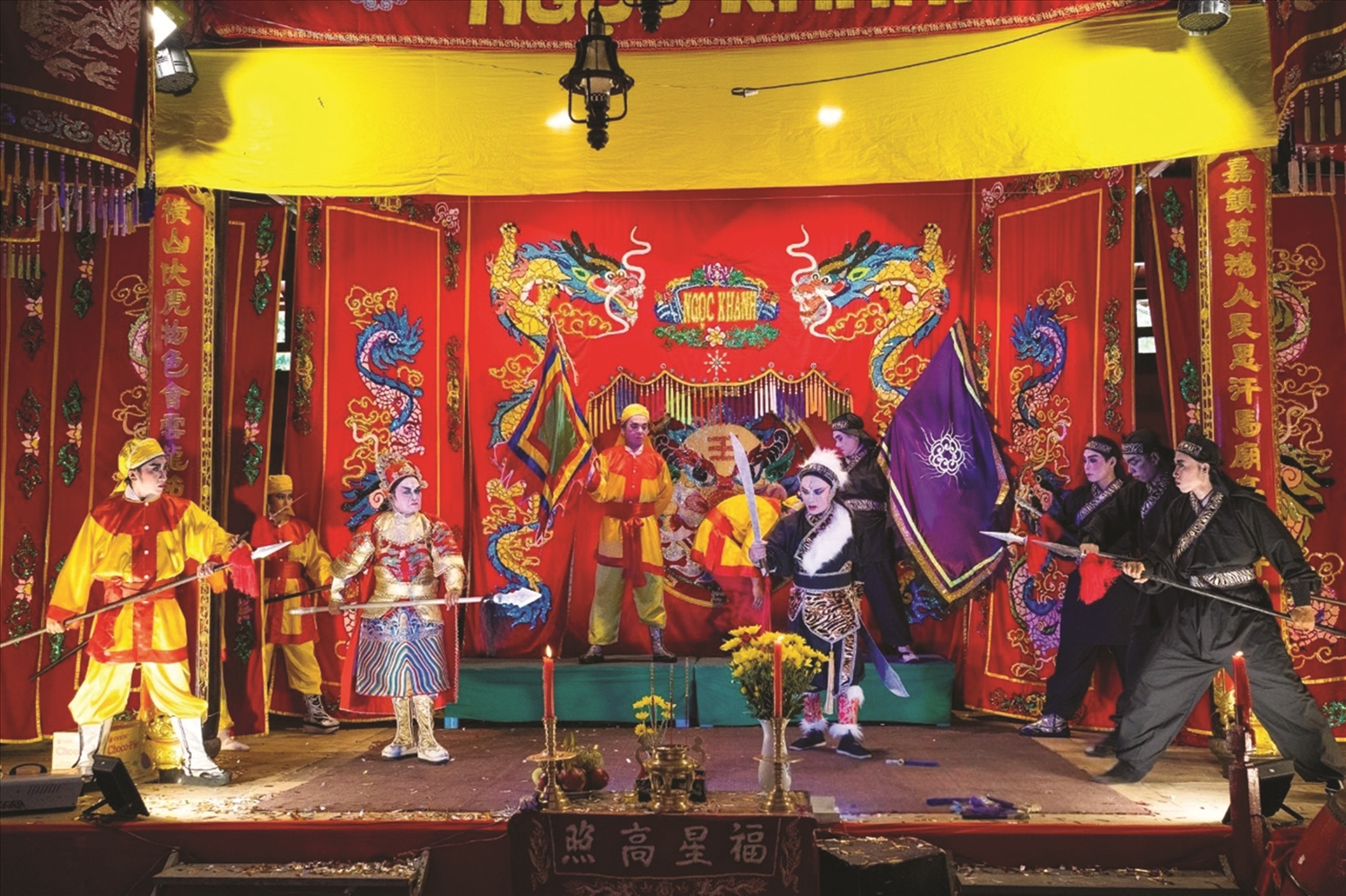 Một buổi biểu diễn tuồng (hát bội) tại Lăng Ông Bà Chiểu, lăng mộ của Tả quân Lê Văn Duyệt tại Thành phố Hồ Chí Minh. Ảnh TL