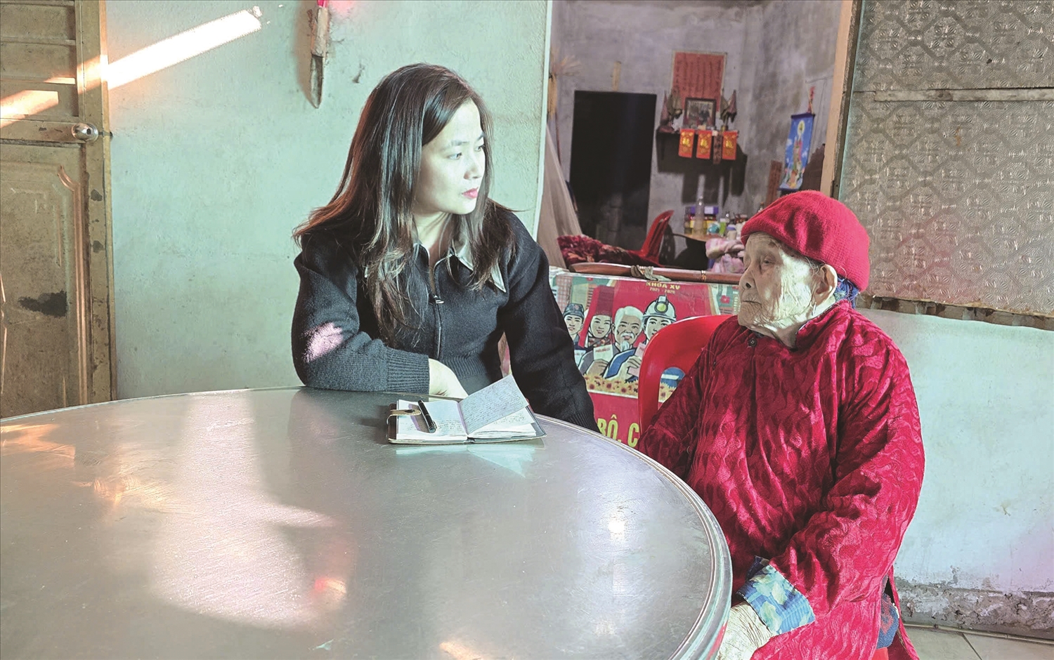 Cụ Vi Thị Mè trò chuyện với phóng viên Báo Vietnamnet