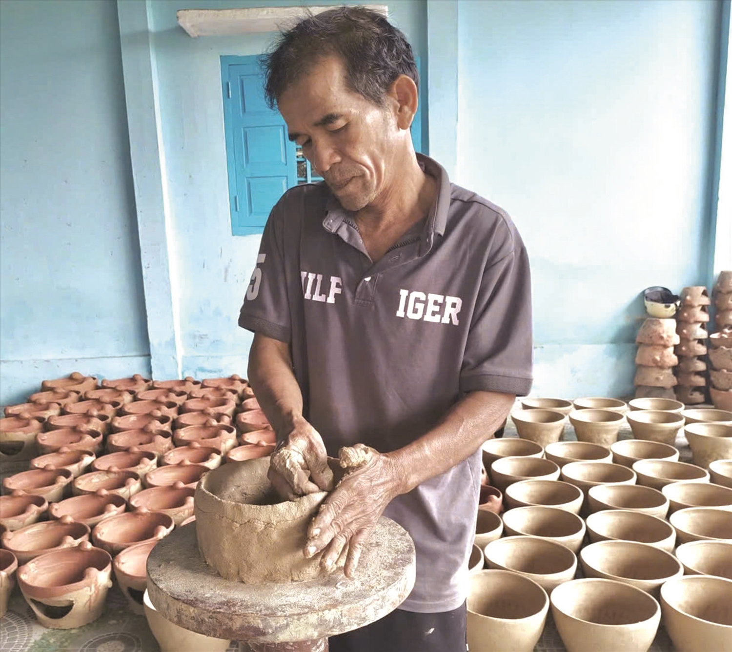 Nghệ nhân Lâm Hùng Sổi thực hiện công đoạn nặn hình để tạo nên những sản phẩm gốm gọ