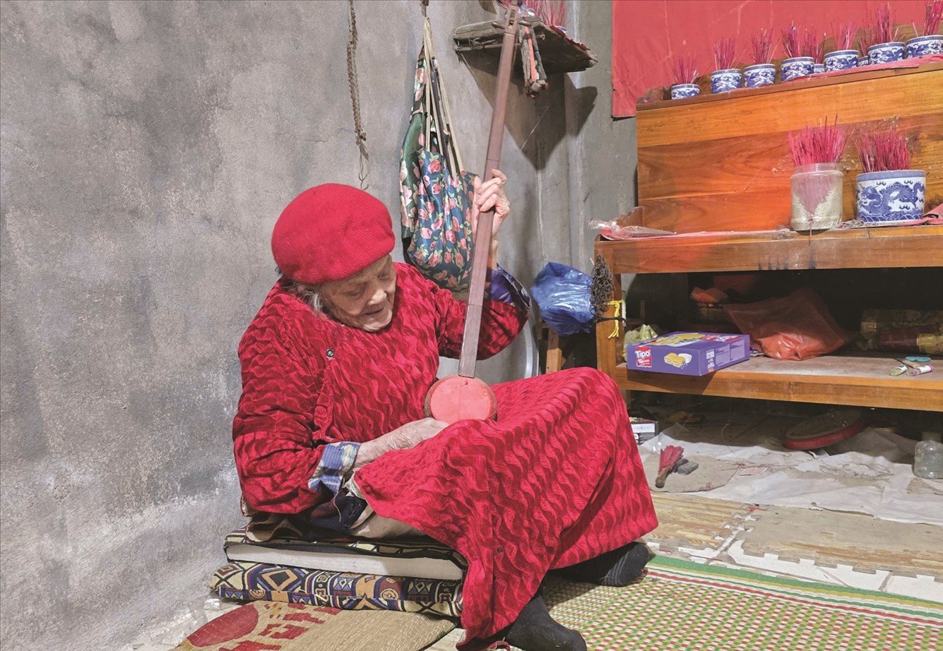 Cụ Mè với cây đàn Tính cổ gắn bó một thời