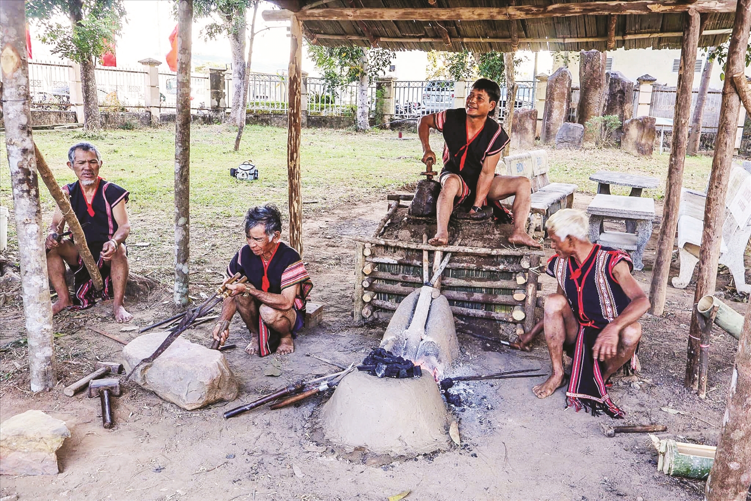 Lò rèn Tơ Niam Dup của người Xơ Đăng có lịch sử hàng trăm năm, mang nét độc đáo riêng