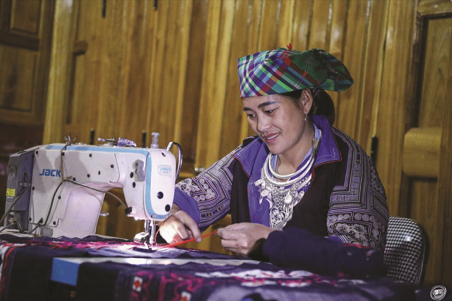 Chị Mùa Thị Mỷ, Chủ nhiệm mô hình thêu chân váy, áo trang phục dân tộc Mông bản Púng Pá Kha