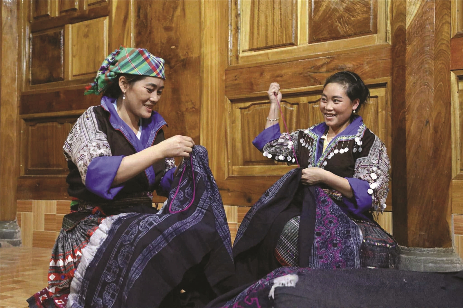 Phụ nữ dân tộc Mông tại bản vùng cao Điện Biên tỉ mỉ thêu hoa văn trên chân váy truyền thống