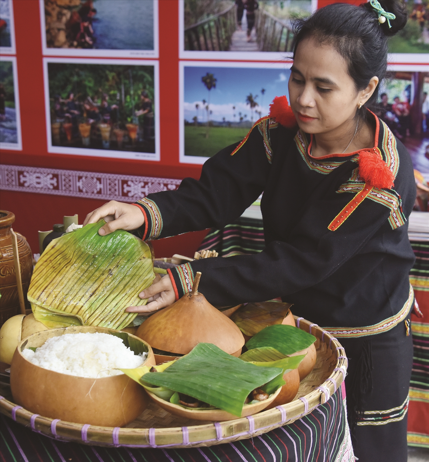  Người phụ nữ Ê Đê giới thiệu mâm cỗ với vật dụng chủ yếu bằng vỏ bầu khô