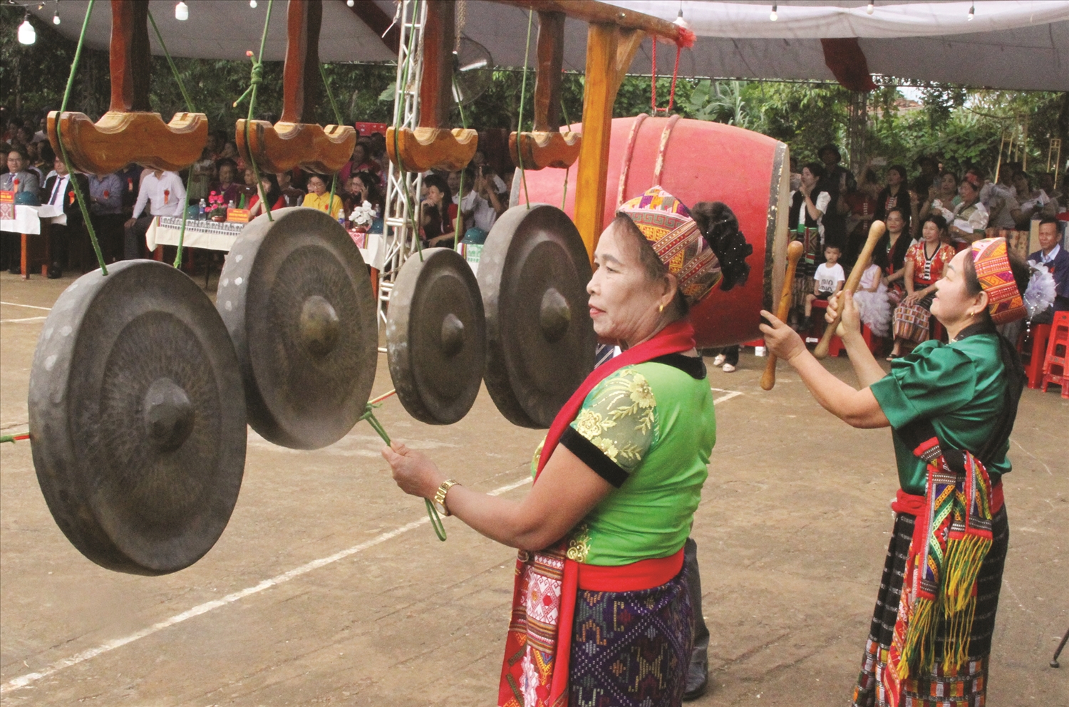 Đội chiêng nữ của buôn Thái diễn tấu trong Lễ hội mừng cơm mới