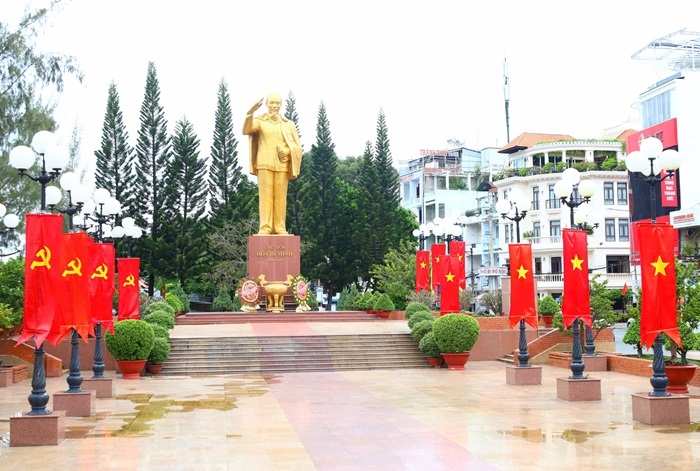 Cờ Đảng, cờ Tổ quốc được bài trí trang trọng tại khu vực Tượng đài Chủ tịch Hồ Chí Minh ở Bến Ninh Kiều.