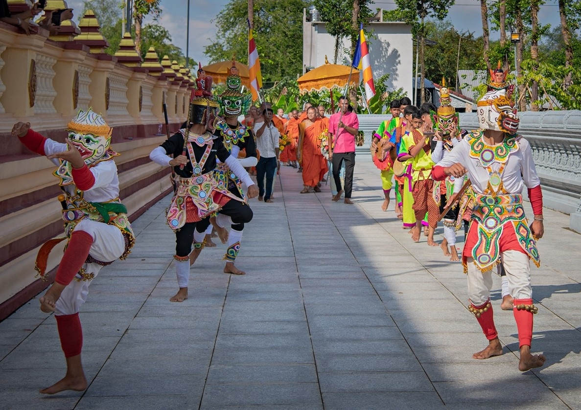Đa số bà con dân tộc Khmer đều theo đạo Phật, bởi vậy các sư sãi rất có uy tín và chính là cầu nối mềm mại nhưng hiệu quả giữa Đảng, Nhà nước với đồng bào