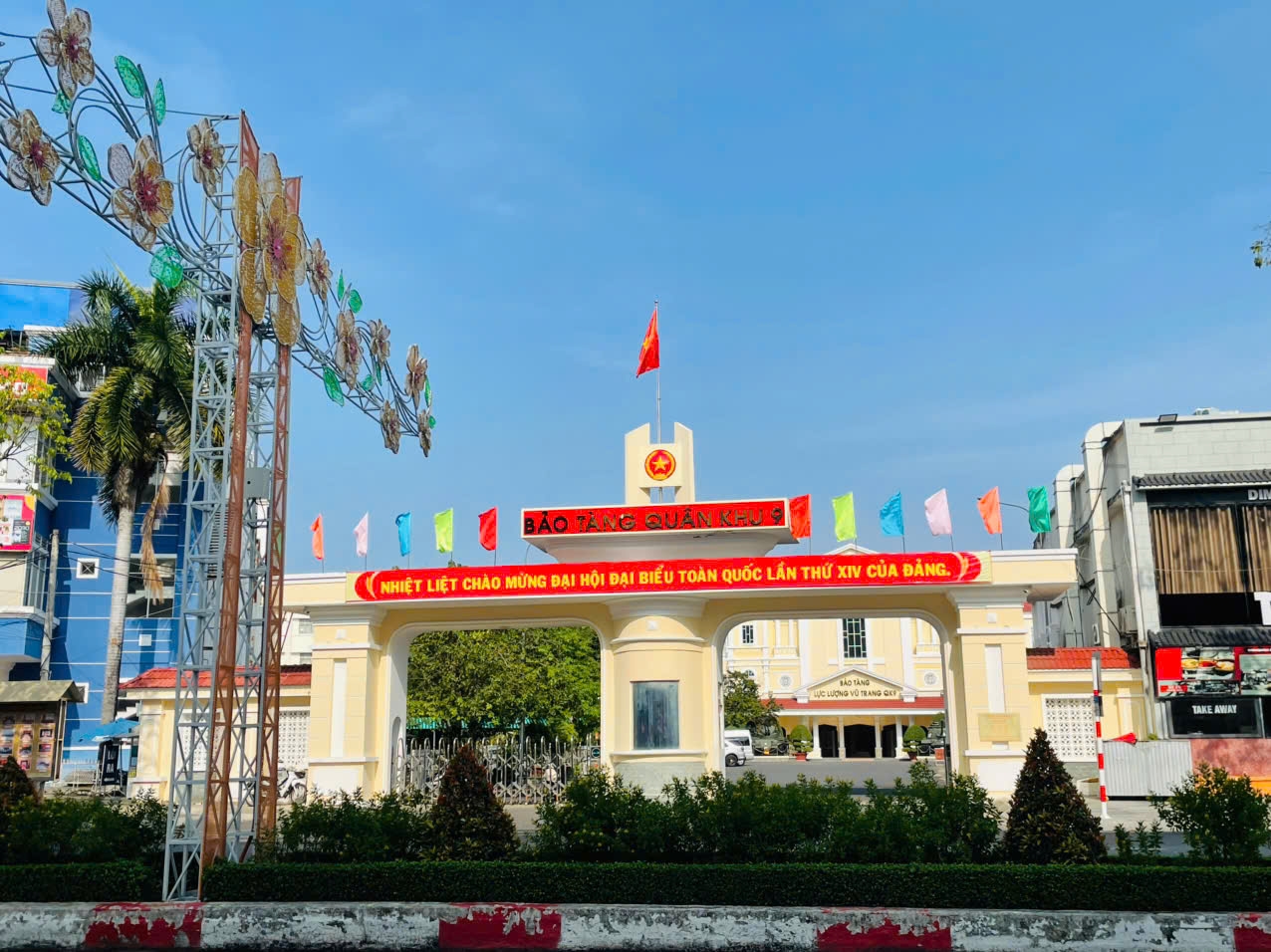 Khuôn viên Bảo tàng Quân khu 9 rực rỡ cờ hoa, thể hiện sự trang nghiêm gắn với truyền thống lịch sử, cách mạng. 