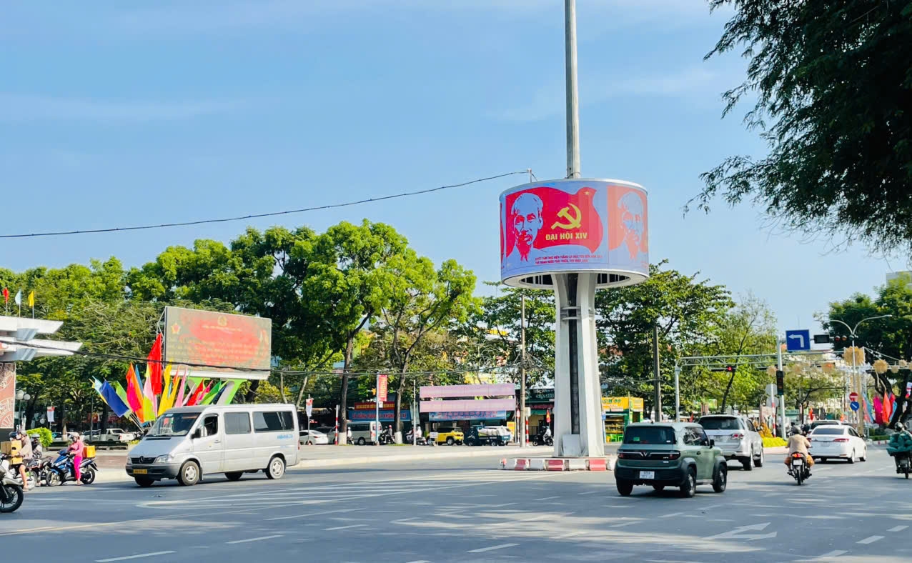 Biểu trưng Đại hội XIV được bố trí hài hòa với cảnh quan, góp phần làm bừng sáng không gian đô thị.