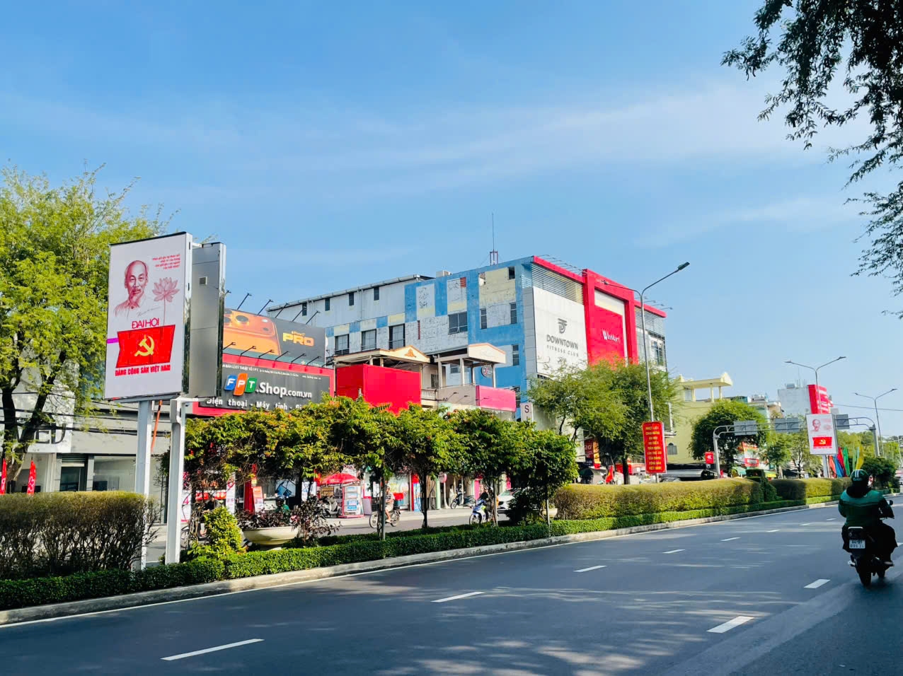 Tại khu vực trung tâm, trên các trục đường lớn như Hòa Bình, 30 Tháng 4, 3 Tháng 2, Quang Trung… cờ hoa, pa-nô, áp-phích tuyên truyền về Đại hội đại biểu toàn quốc lần thứ XIV của Đảng tạo điểm nhấn sinh động. 