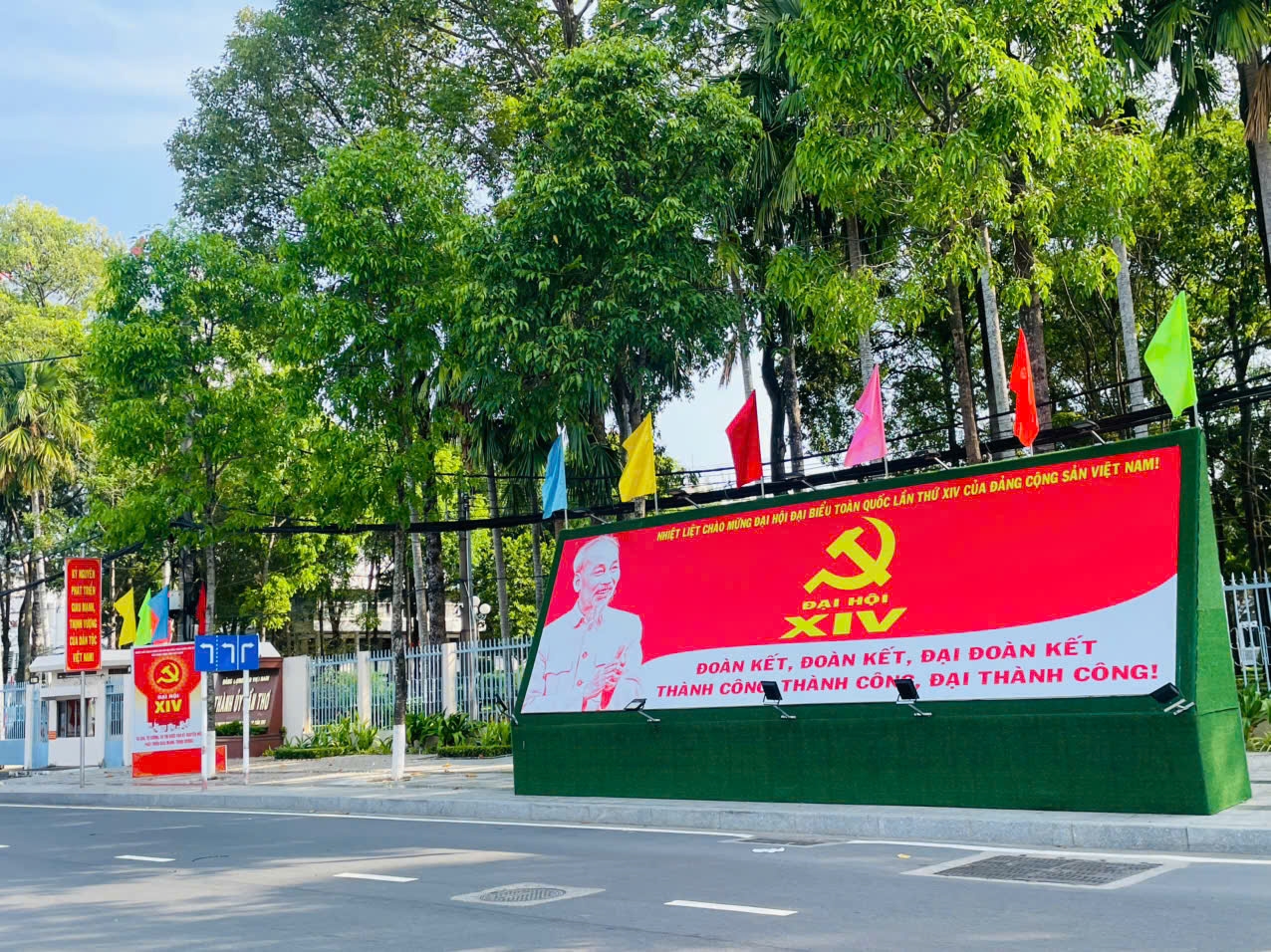 Công tác tuyên truyền được triển khai bài bản, thể hiện sự chuẩn bị chu đáo và tinh thần trách nhiệm của thành phố hướng về sự kiện trọng đại của đất nước. Nhiều hình thức tuyên truyền được vận dụng linh hoạt như bảng tin, hệ thống truyền thanh cơ sở, màn hình LED và các nền tảng số, giúp thông tin về Đại hội đến gần hơn với người dân.