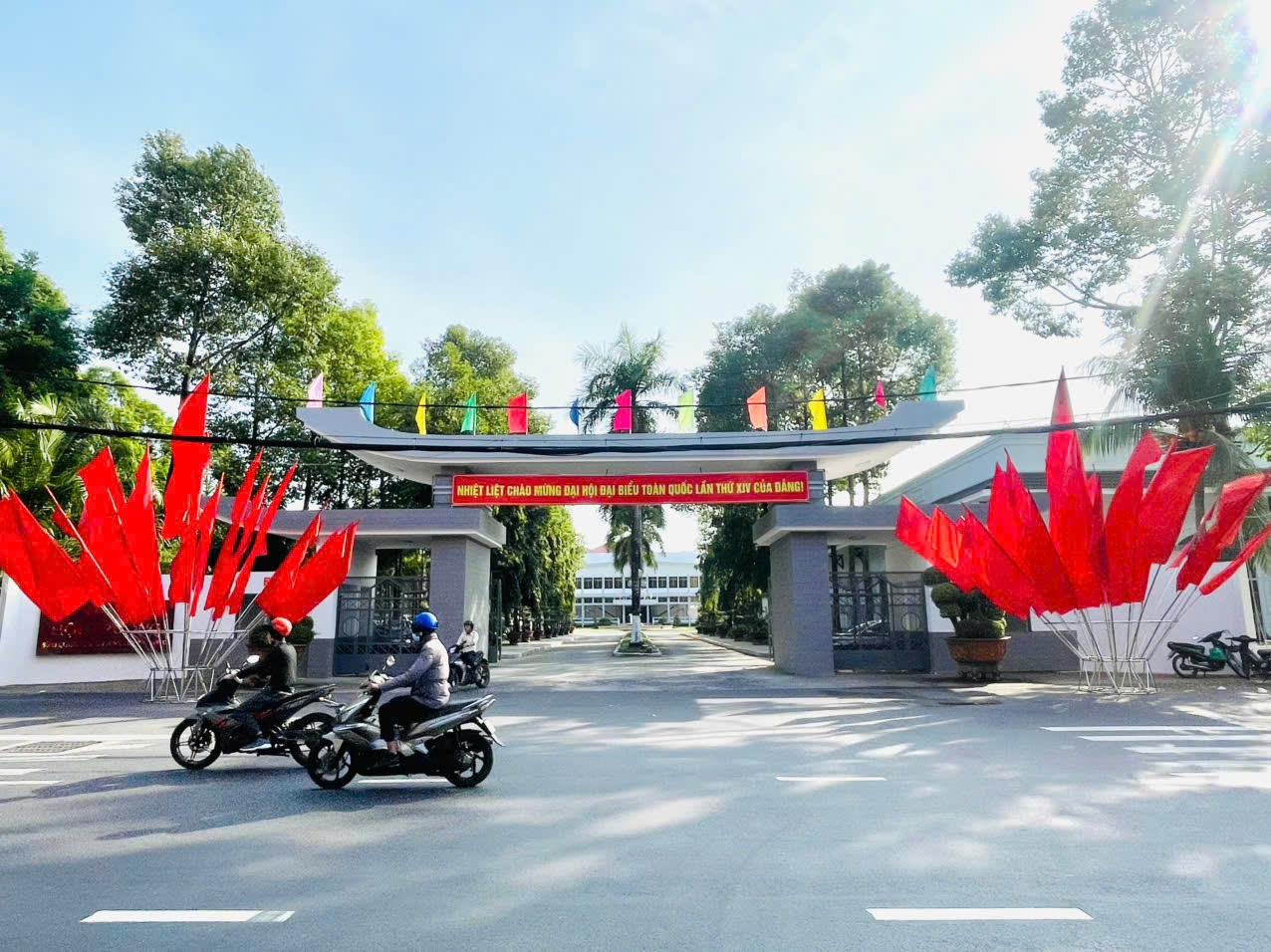 Không khí chào mừng Đại hội lan tỏa rộng khắp tại các khu dân cư, trụ sở cơ quan, trường học, nhà văn hóa. (Trong ảnh: Trụ sở Thành ủy Cần Thơ)