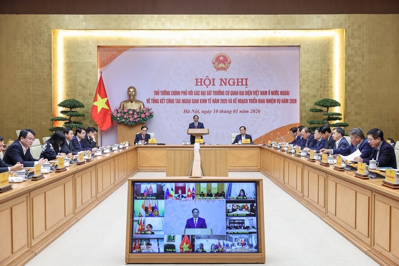 Chủ trì Hội nghị trực tuyến với các Đại sứ, Trưởng Cơ quan đại diện Việt Nam ở nước ngoài về tổng kết công tác ngoại giao kinh tế năm 2025 và triển khai nhiệm vụ năm 2026, tối 10/1, Thủ tướng Chính phủ Phạm Minh Chính đánh giá, ngoại giao kinh tế đạt kết quả quan trọng mang tính ""chuyển đổi trạng thái, xoay chuyển tình thế" - Ảnh: VGP/Nhật Bắc