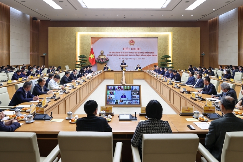 Tại Hội nghị trực tuyến với các Đại sứ, Trưởng Cơ quan đại diện Việt Nam ở nước ngoài về tổng kết công tác ngoại giao kinh tế năm 2025 và triển khai nhiệm vụ năm 2026, tối 10/1, Thủ tướng Chính phủ Phạm Minh Chính yêu cầu các bộ, ngành, địa phương, doanh nghiệp, nhất là các cơ quan đại diện Việt Nam ở nước ngoài phải thúc đẩy làm mới các động lực tăng trưởng truyền thống, đẩy mạnh khai thác hiệu quả các động lực tăng trưởng mới - Ảnh: VGP/Nhật Bắc