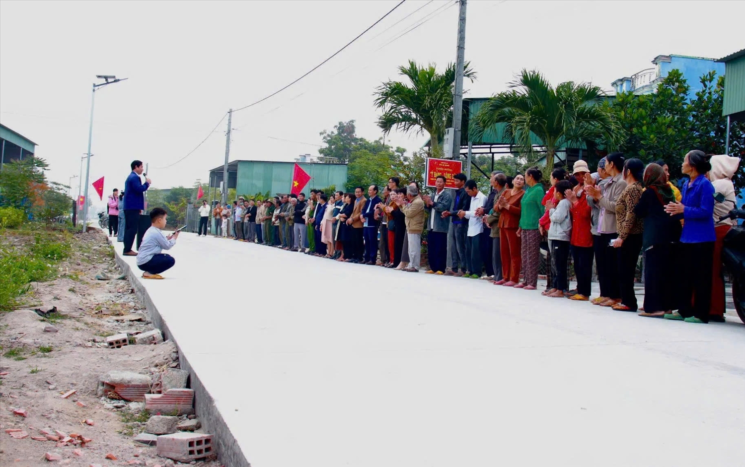 Con đường mới được đưa vào sử dụng đáp ứng nhu cầu đi lại, vận chuyển nông sản và sinh hoạt hằng ngày của Nhân dân