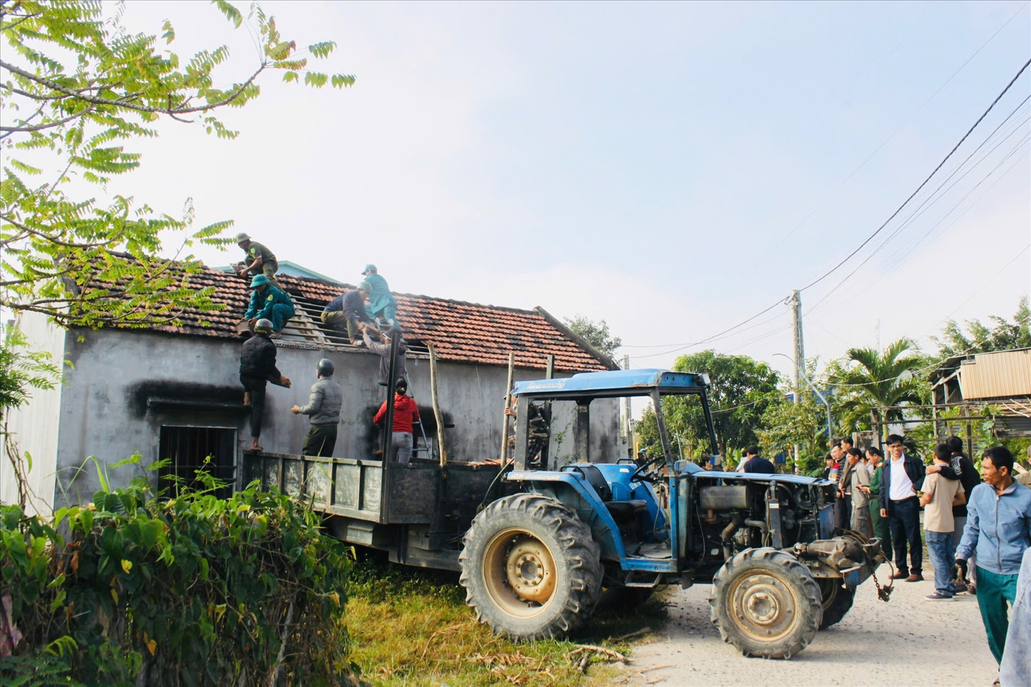 Nhiều hộ gia đình tình nguyện tháo dỡ căn nhà cũ để mở rộng tuyến đường nội thôn
