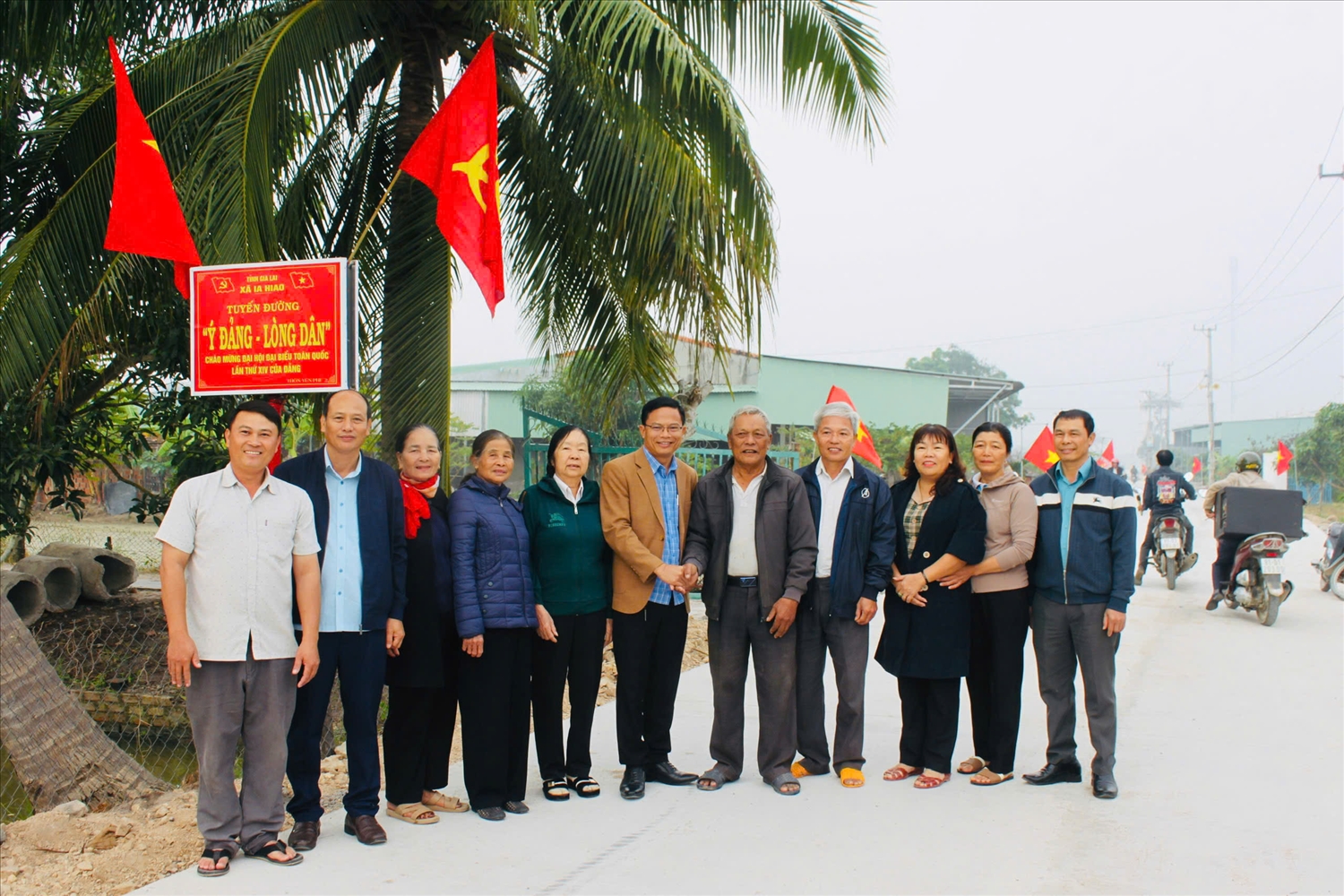 Lãnh đạo xã Ia Hiao chung vui với bà con thôn Yên Phú 2 trong lễ khánh thành tuyến đường mới