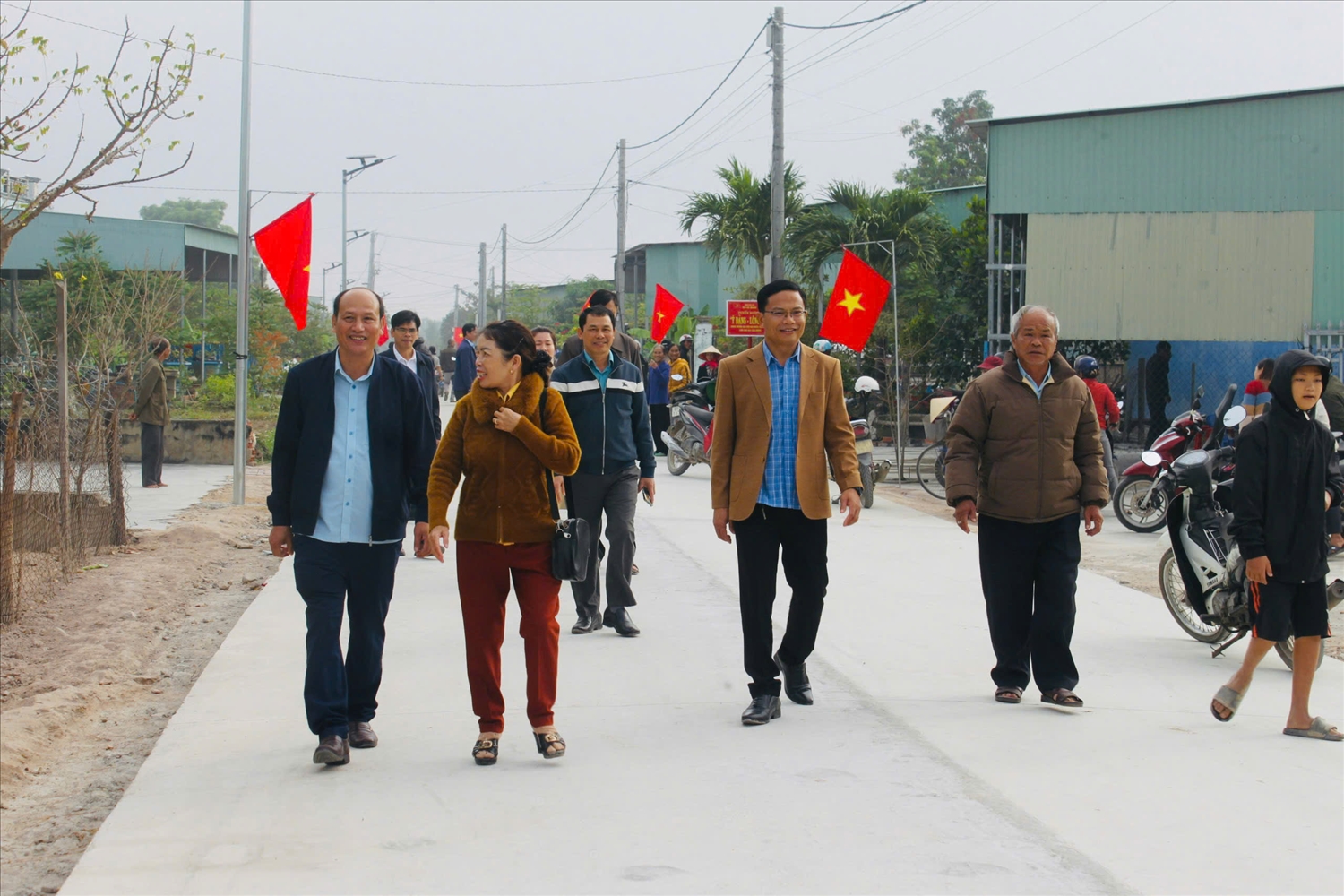 Niềm vui của Nhân dân khi đi trên con đường mới