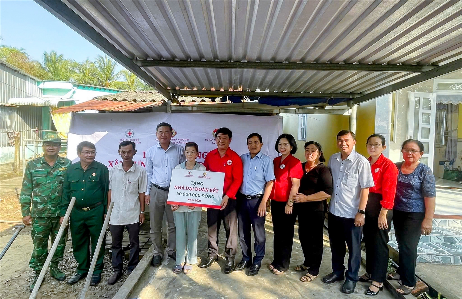 Trao bảng tượng trưng hỗ trợ kinh phí tặng nhà Đại đoàn kết cho bà Thạch Thị Nhanh