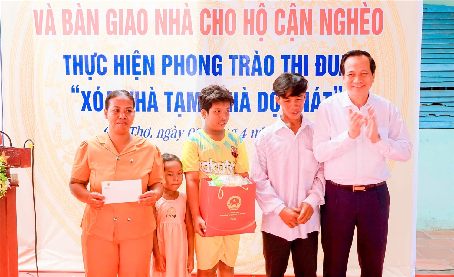 Nguồn lực từ các chính sách dân tộc giúp bà con Khmer vươn lên thoát nghèo (Trong ảnh: Bộ trưởng Bộ Dân tộc và Tôn giáo Đào Ngọc Dung trao quà chúc mừng cho hộ gia đình anh Thạch Trung Thái, dân tộc Khmer, ngụ TP. Cần Thơ, khi nhận nhà mới trong Chiến dịch xóa nhà tạm, nhà dột nát vào năm 2025)