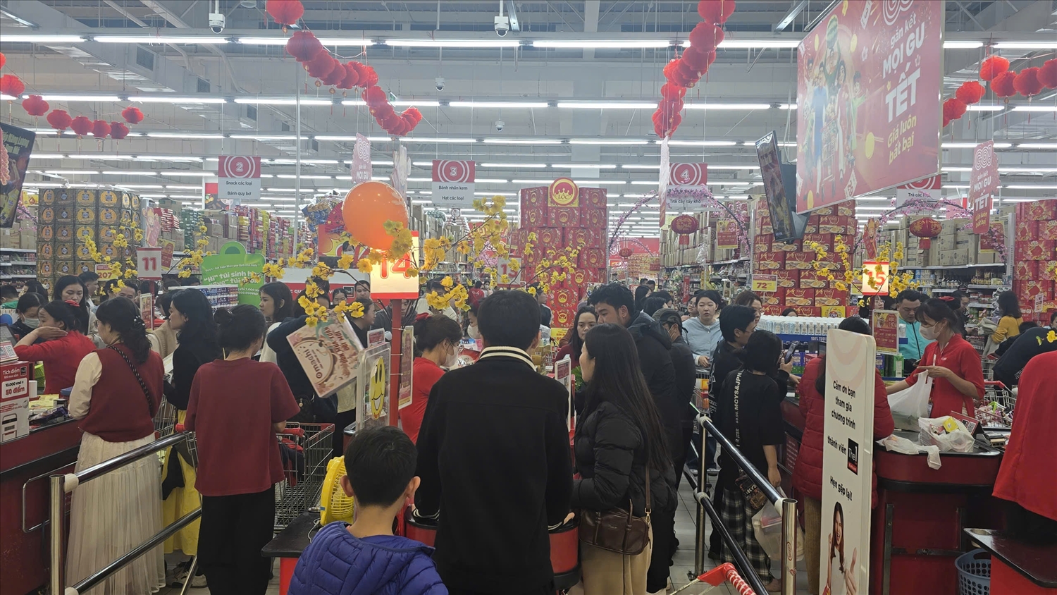 Không khí mua sắm Tết đã “nóng” dần tại Quảng Ninh khi các siêu thị, trung tâm thương mại bước vào mùa cao điểm cuối năm