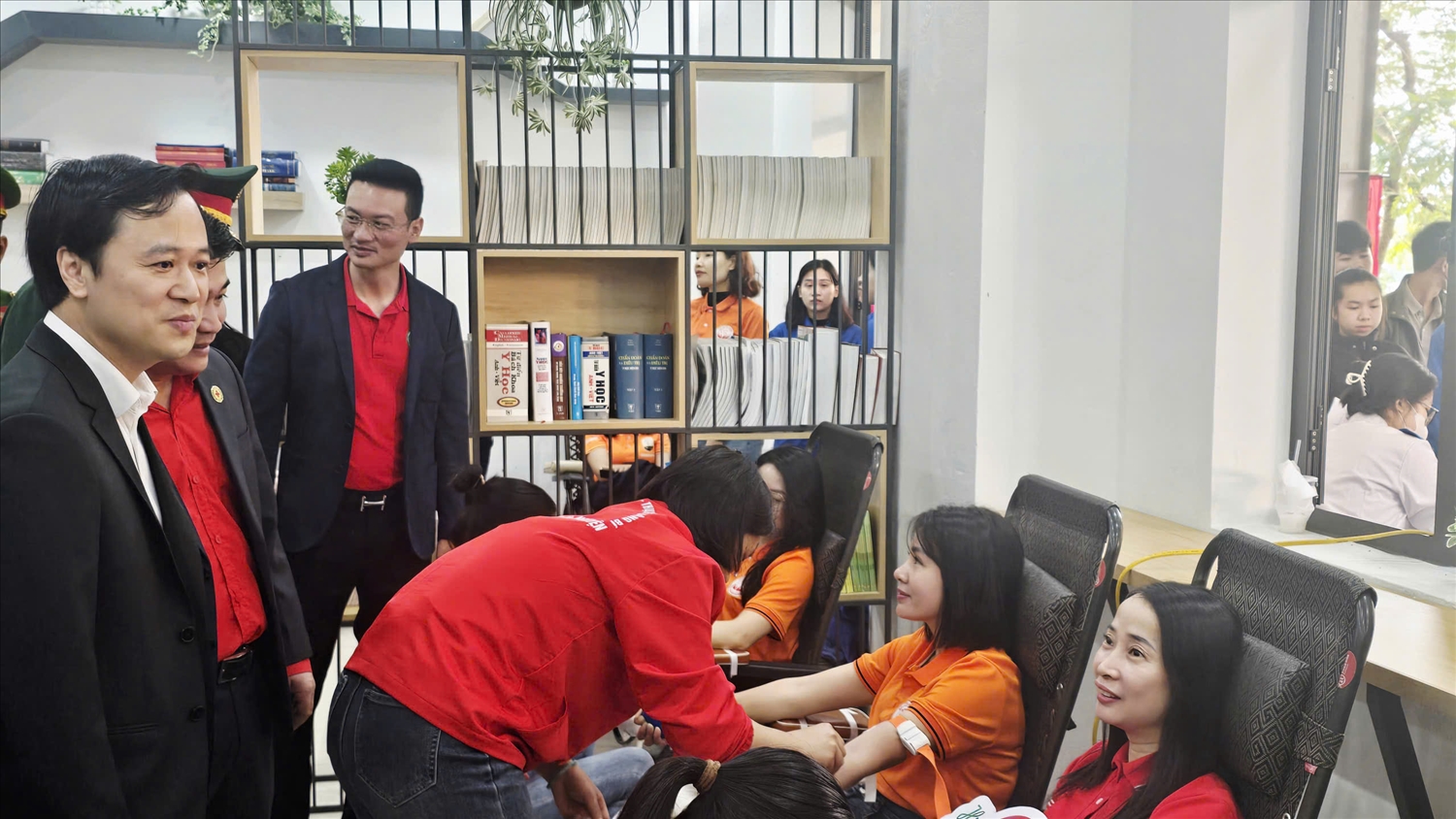 Các đại biểu động viên các tình nguyện viên hiến máu