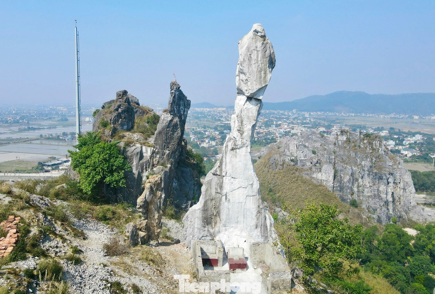 Hòn Vọng Phu sau khi sửa chữa.