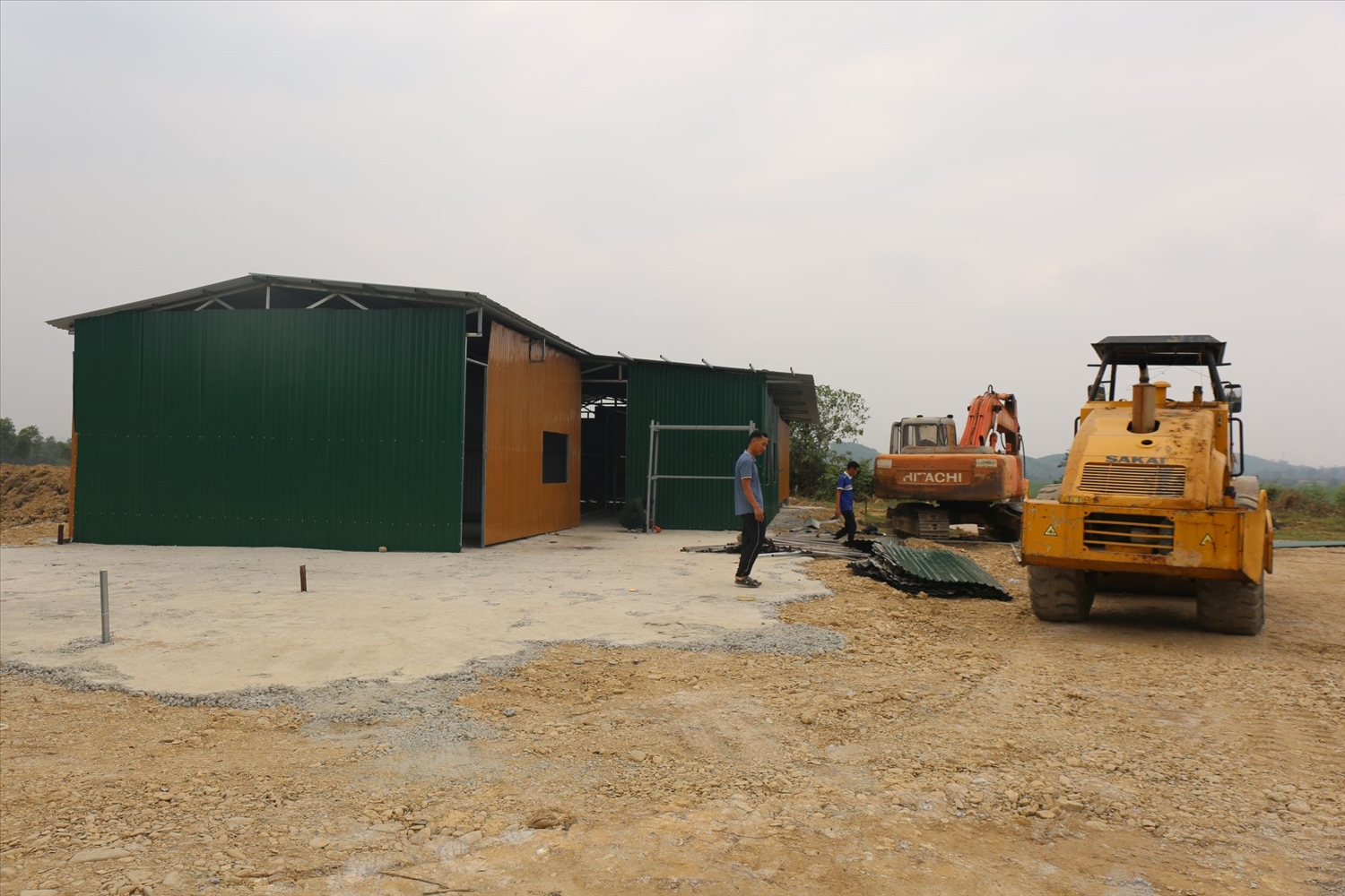 Đơn vị thi công đã tập kết vật tư, máy móc, xây dựng lán trại phục vụ thi công dự án Trường PTNTLC TH&THCS Hạnh Lâm - Ảnh: T.H