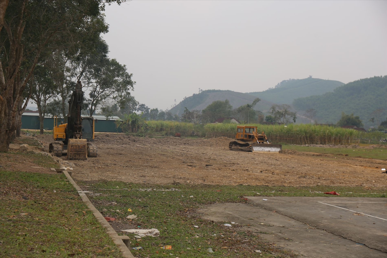 San lấp tạo mặt bằng thi công dự án Trường PTNTLC TH&THCS Hạnh Lâm - Ảnh: T.H