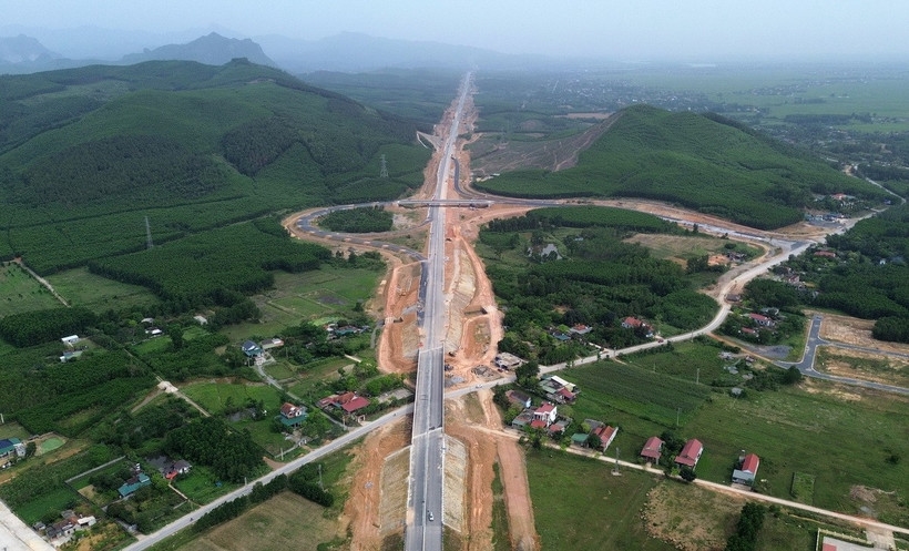 5 năm qua, bức tranh hạ tầng của đất nước thay đổi nhanh chóng. Đến thời điểm hiện tại, cả nước đã hoàn thành mục tiêu 3.000km đường bộ cao tốc, nối liền, thông suốt từ Lạng Sơn đến Cà Mau (Ảnh MH). 