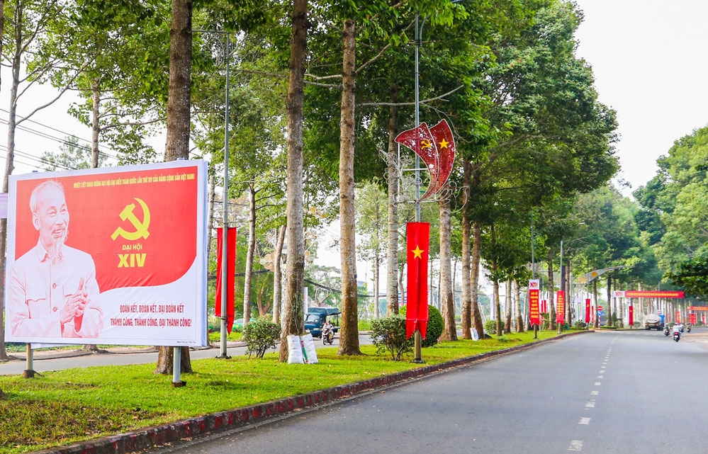 Trên các tuyến phố trung tâm của xã biên giới Trung Lý, tỉnh Thanh Hóa, pa-nô, cờ phướn được bài trí tại những vị trí trang trọng, bày tỏ niềm tin của Nhân dân với Đại hội đại biểu toàn quốc lần thứ XIV của Đảng (Ảnh MH)
