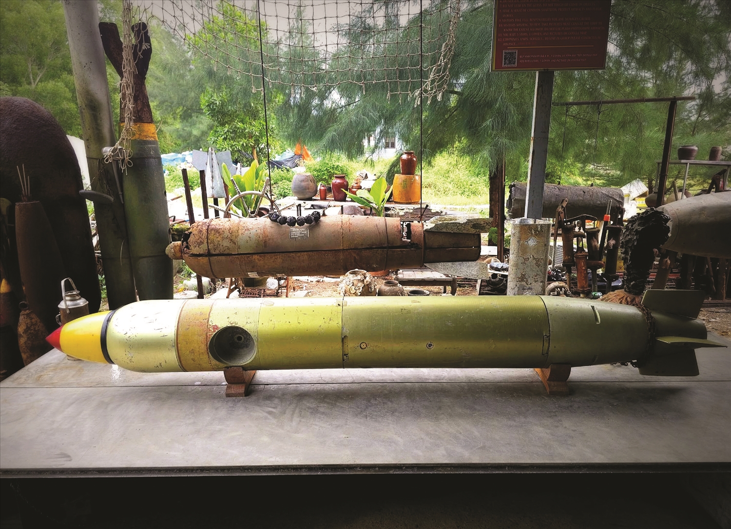 Nhiều loại bom, đạn, pháo trong chiến tranh được chủ nhân sưu tập trưng bày trước hiên nhà