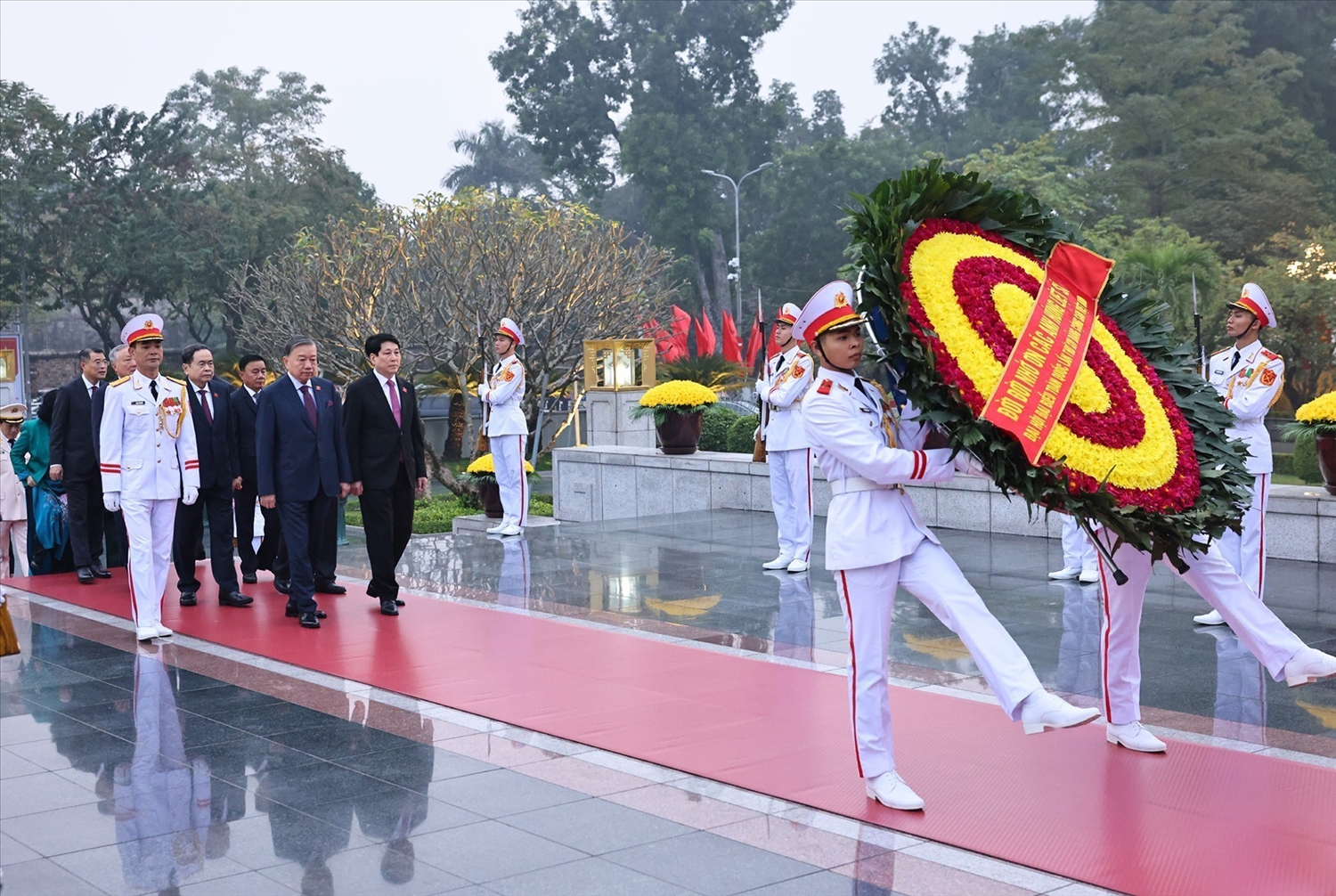 Lãnh đạo Đảng, Nhà nước và các đại biểu đặt vòng hoa, tưởng niệm các Anh hùng Liệt sĩ. Ảnh: TTXVN