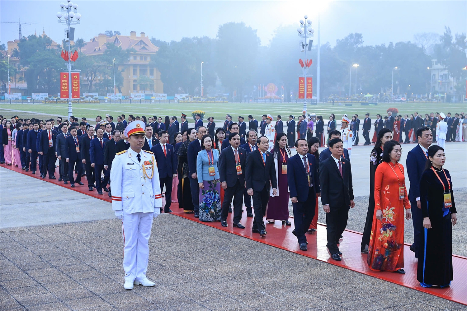 Lãnh đạo Đảng, Nhà nước và đại biểu dự Đại hội 14 vào Lăng viếng Chủ tịch Hồ Chí Minh 5