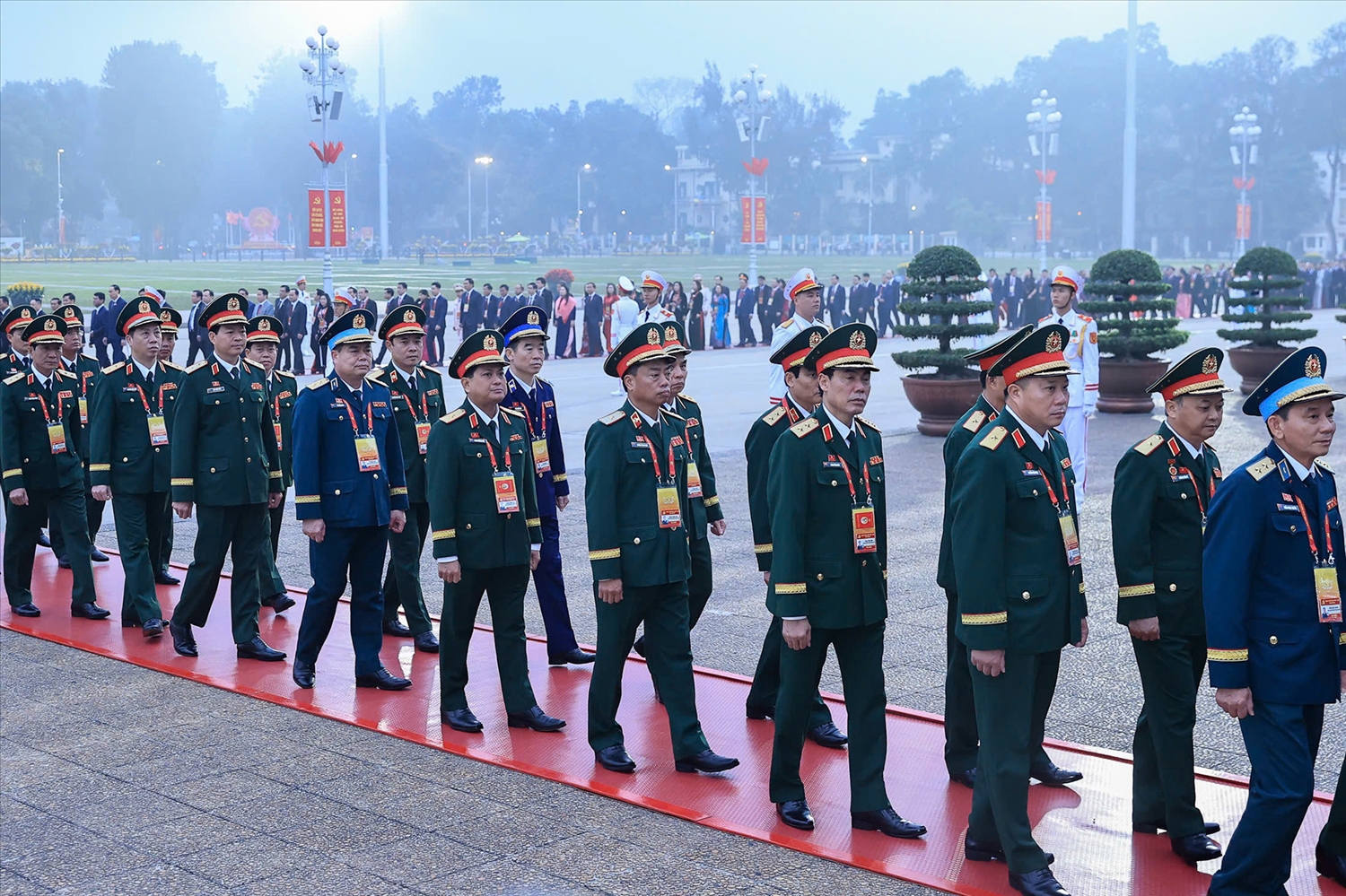 Lãnh đạo Đảng, Nhà nước và đại biểu dự Đại hội 14 vào Lăng viếng Chủ tịch Hồ Chí Minh 3