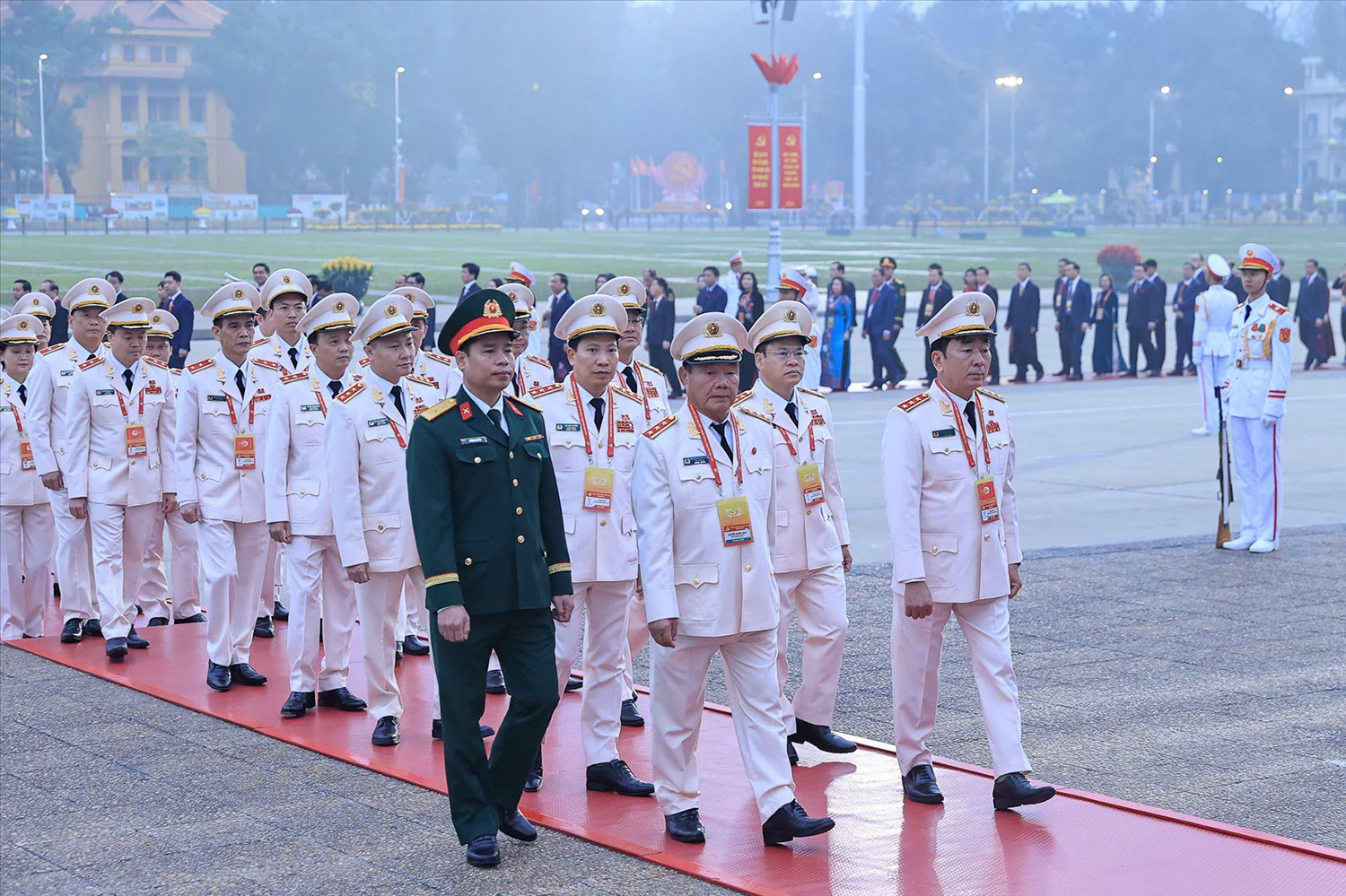 Lãnh đạo Đảng, Nhà nước và đại biểu dự Đại hội 14 vào Lăng viếng Chủ tịch Hồ Chí Minh 4