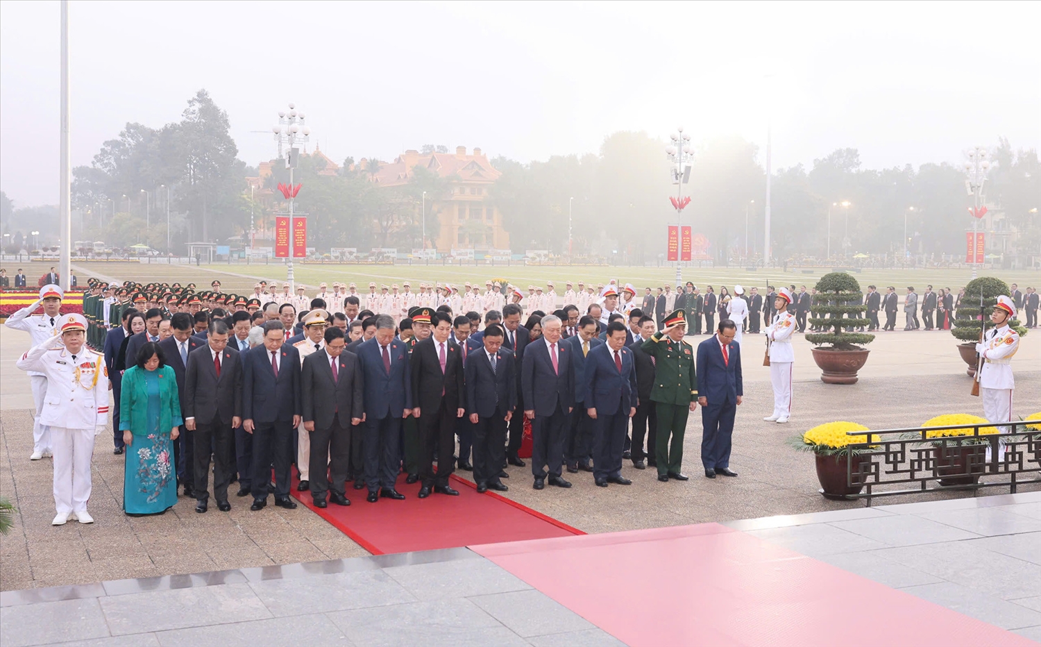 Lãnh đạo Đảng, Nhà nước và đại biểu dự Đại hội 14 vào Lăng viếng Chủ tịch Hồ Chí Minh 2