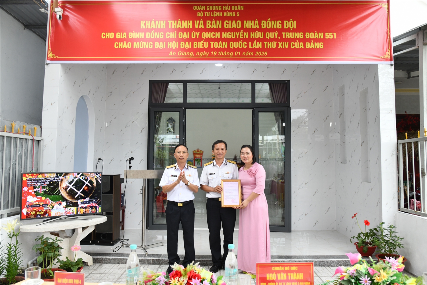 Chuẩn Đô đốc Ngô Văn Thành trao quyết định bàn giao nhà đồng đội cho gia đình Đại úy quân nhân chuyên nghiệp Phạm Hữu Quý