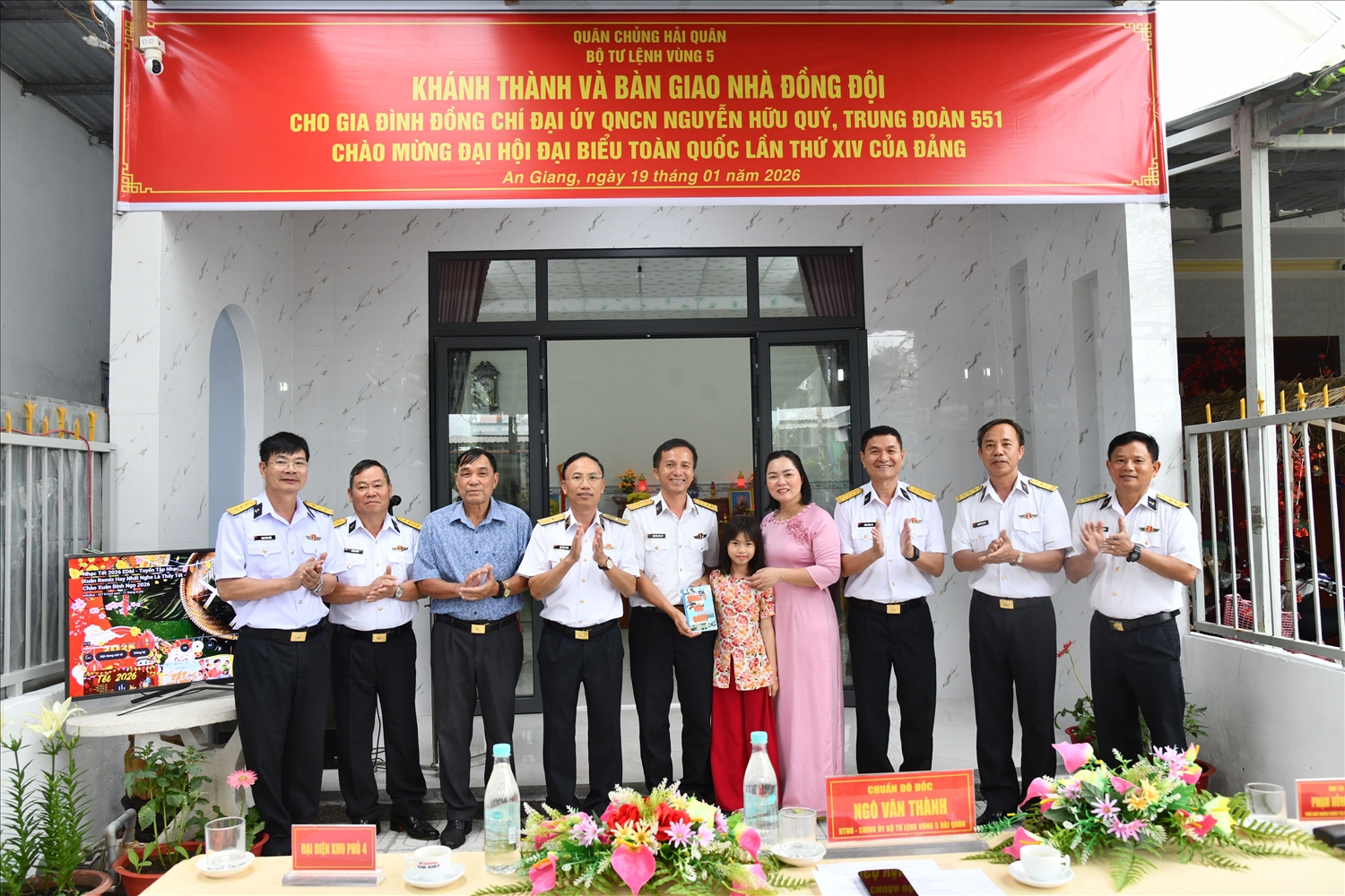 Thủ trưởng Bộ Tư lệnh Vùng 5 Hải quân tặng quà gia đình đồng chí Phạm Hữu Quý