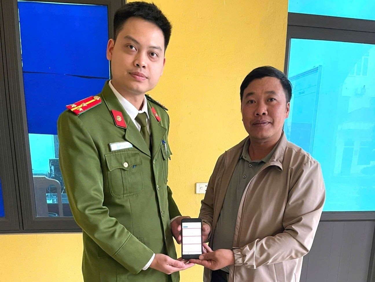 Công an xã Phát Diệm hỗ trợ người dân nhận lại số tiền 700 triệu đồng do chuyển khoản nhầm. (Ảnh: CACC)