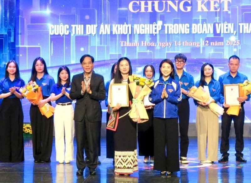 Tác giả Vũ Thị Ánh, thôn 6, xã Thọ Bình vinh dự được trao giải Nhất cuộc thi với dự án “Trồng và sản xuất chế biến sâu các sản phẩm từ củ nghệ nếp đỏ trồng trên núi đá”.