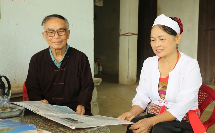 Ông Hoàng Văn Bạ – Người có uy tín, thường xuyên theo dõi thông tin thời sự, tích cực tuyên truyền, vận động bà con chấp hành tốt chủ trương của Đảng, chính sách, pháp luật của Nhà nước.