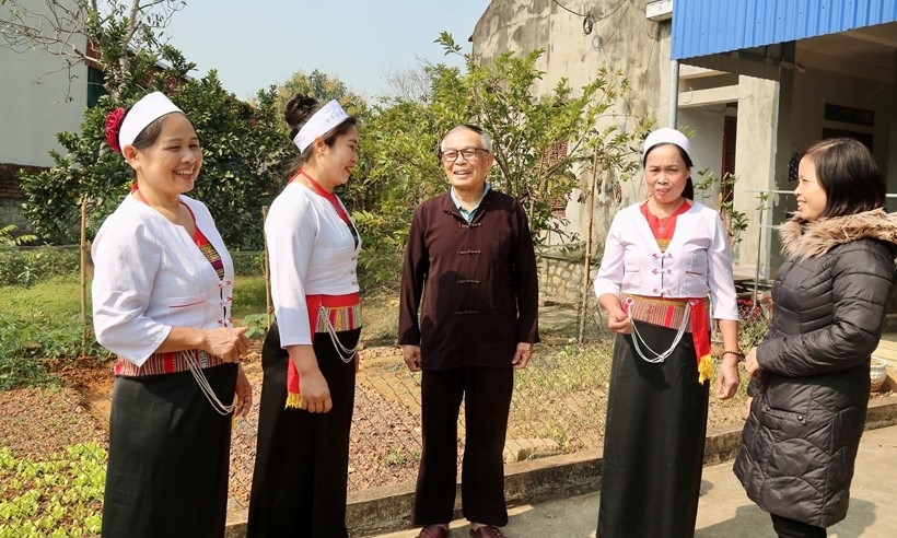 Người có uy tín trong đồng bào dân tộc Mường, trao đổi với bà con địa phương, thể hiện niềm tin và sự đồng thuận của Nhân dân hướng về Đại hội đại biểu toàn quốc lần thứ XIV của Đảng.
