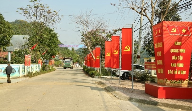 Đường làng rực rỡ cờ, pano, khẩu hiệu, tạo không khí phấn khởi của Nhân dân hướng về Đại hội đại biểu toàn quốc lần thứ XIV của Đảng tại Ninh Bình