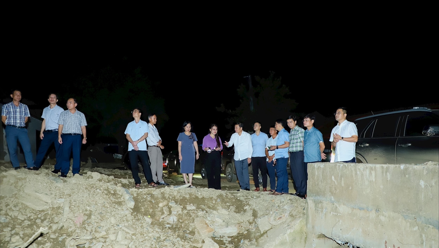 Lãnh đạo tỉnh Nghệ An khảo sát lựa chọn vị trí cũ của Đồn Biên phòng Mường Típ để bố trí dân cư tập trung cho cụm bản Xốp Típ và Xốp Phong, xã Mường Típ. Ảnh: Thành Duy