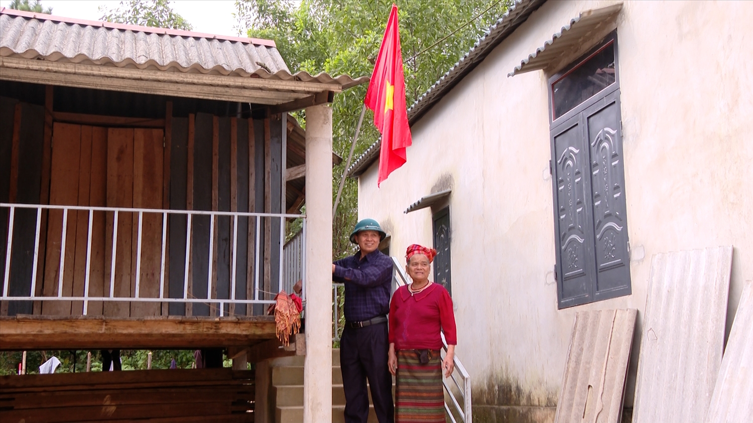 Đồng bào Pa Cô, Bru Vân Kiều ở Lao Bảo, Quảng Trị treo cờ Đảng, cờ Tổ quốc chào mừng Đại hội XIV của Đảng (Ảnh: Phạm Tiến) 