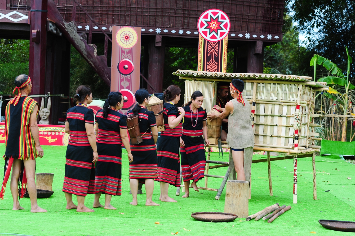 Già làng mở kho lúa phân phát cho người dân nấu cơm cho lễ hội.