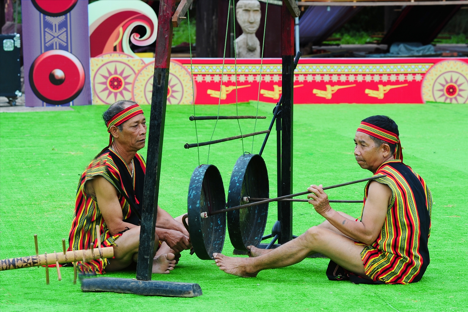 Chiêng tha - một loại nhạc cụ không thể thiếu trong nghi lễ Mở cửa kho lúa của người B’râu.