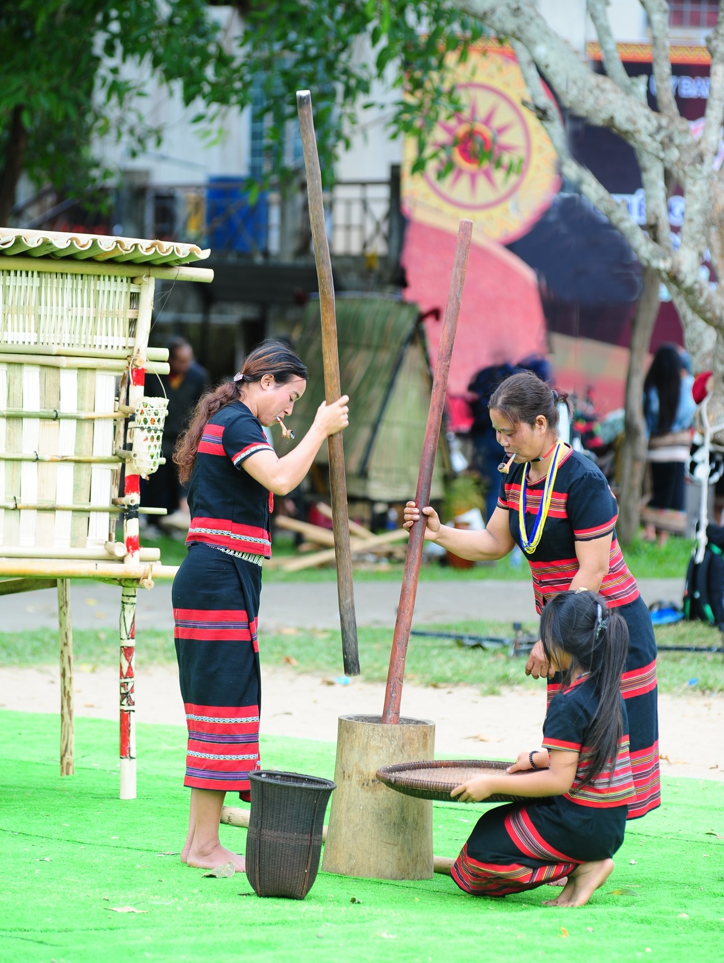 Phụ nữ chuẩn bị nhu yếu phẩm, thức ăn, nấu nướng.