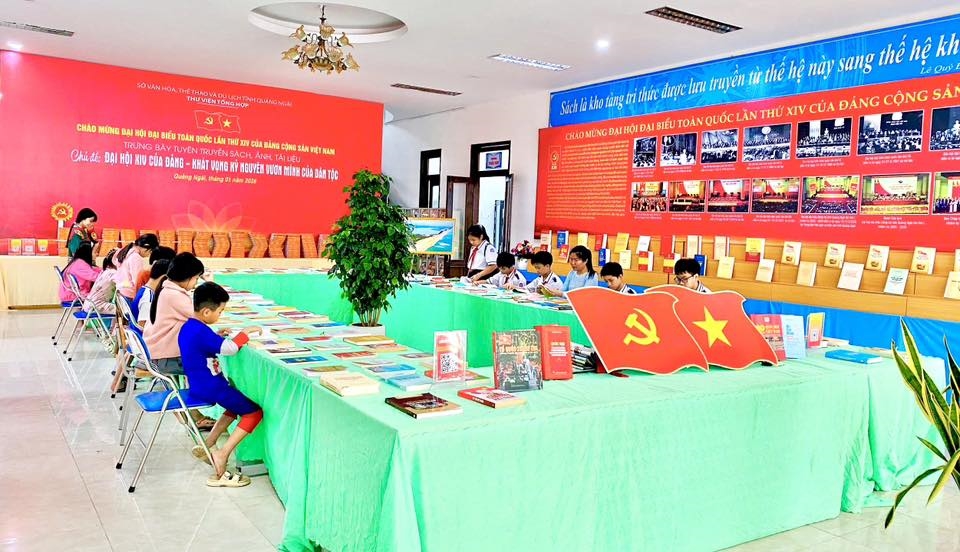 Không gian trưng bày giới thiệu khoảng 2.000 bản sách, báo, tạp chí, tài liệu và hình ảnh (Ảnh MH).